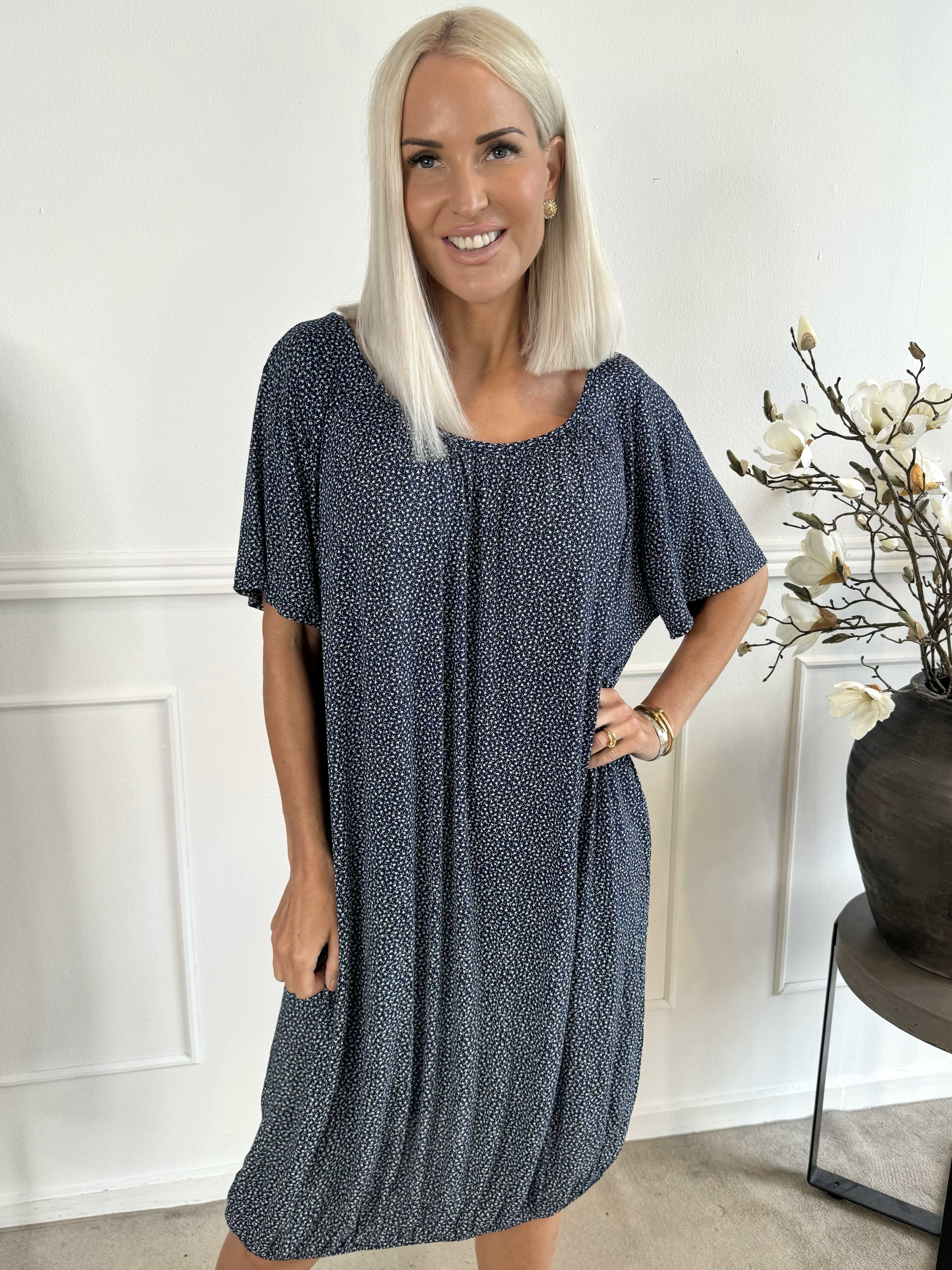 Miracle Flower Dress - Kjole i viskose med elastik forneden